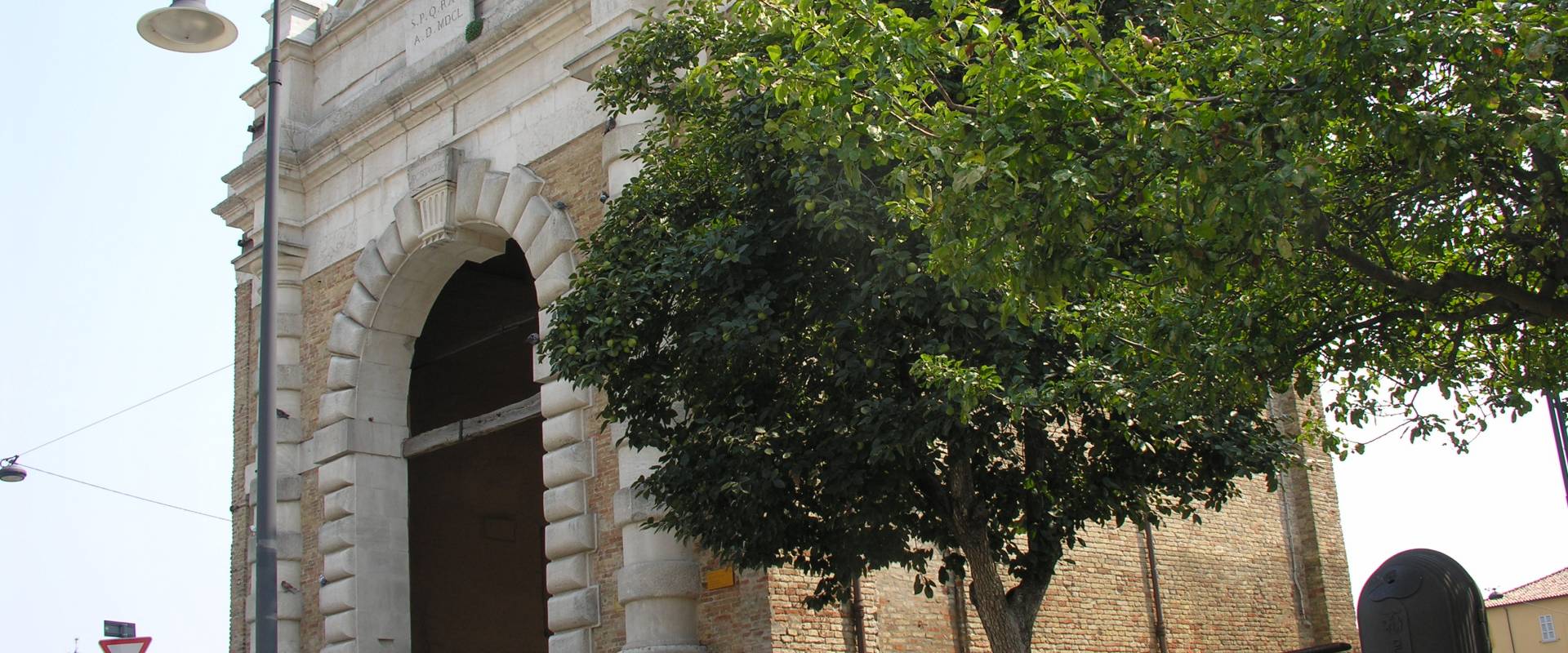 Porta serrata facciata photo by Montanarigiorgio